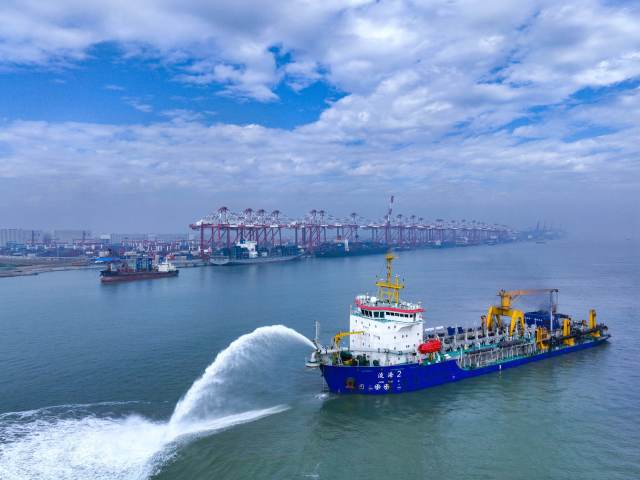 广州港南沙港区国际通用码头工程项目开工。